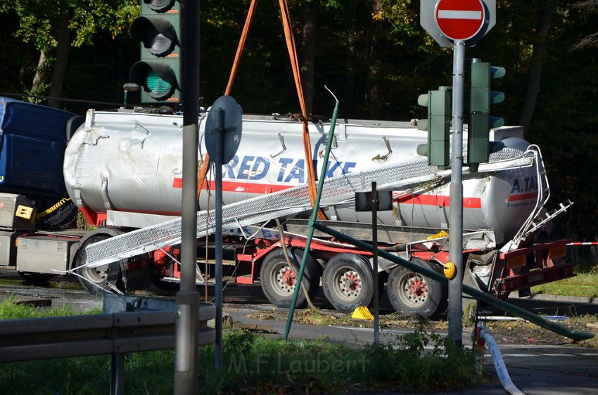 VU Tanklastzug umgestuerzt Huerth Industriestr P428.JPG